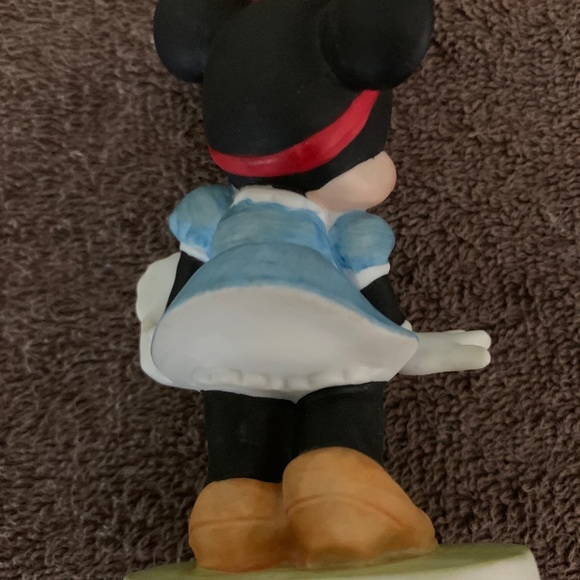 Vintage Disney Minnie Mouse with a Heart Figurine - Picture 5 of 6